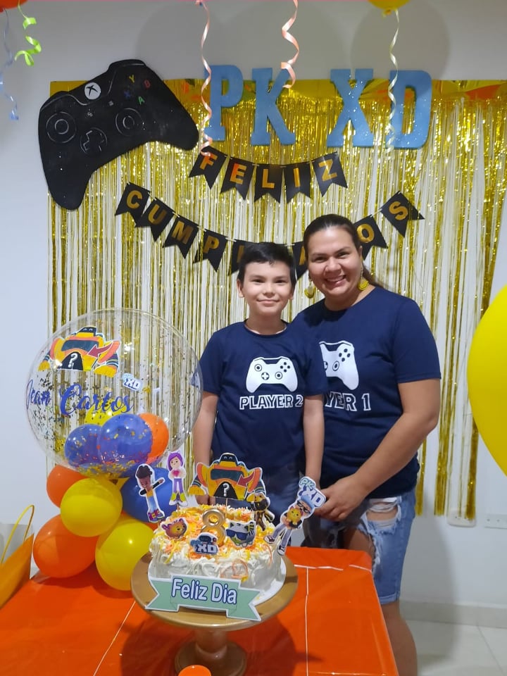 El cumpleañero junto a su mamá Leidy Osorio.